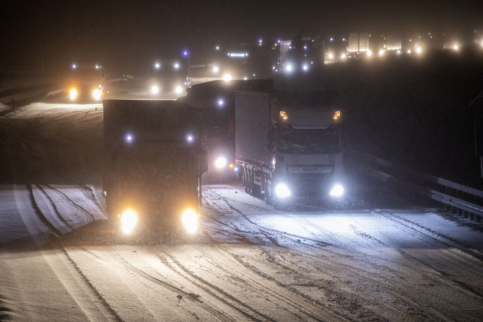 Sogar auf der A4 blieb der Schnee liegen. Die Autobahn musste am Mittwochabend teilweise gesperrt werden.