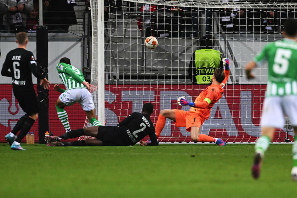 Last-Minute-Treffer für Real Betis: Borja Iglesias (2.v.l.) trifft zum 1:0 für die Gäste und erzwingt damit die Verlängerung.