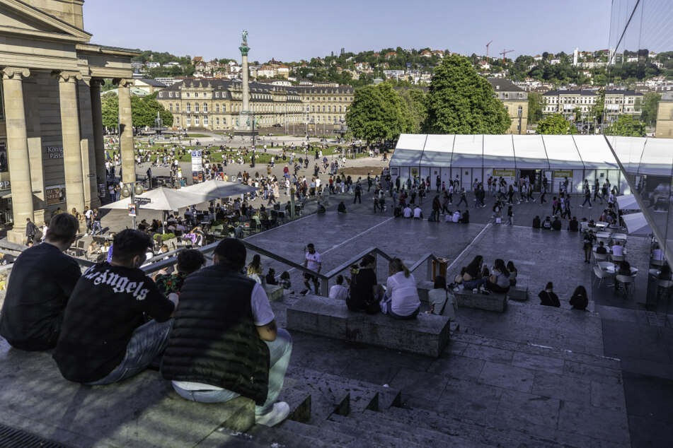 Der Stuttgarter Schlossplatz ist gut besucht. Da sich die Corona-Lage in Baden-Württemberg zunehmend entspannt, gibt es mit der neuen Corona-Verordnung zahlreiche Lockerungen. (Symbolbild)