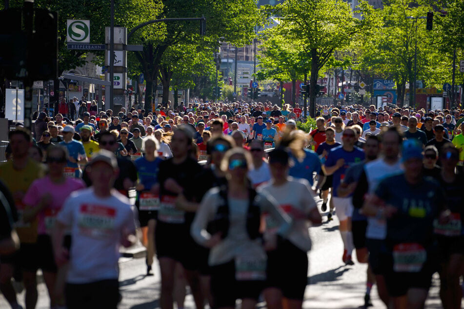 Der Hamburger Halbmarathon am Sonntag fällt wegen erwarteter Hitze aus. Zahlreiche Läuferinnen und Läufer hatten sich bereits angemeldet. (Archivfoto)