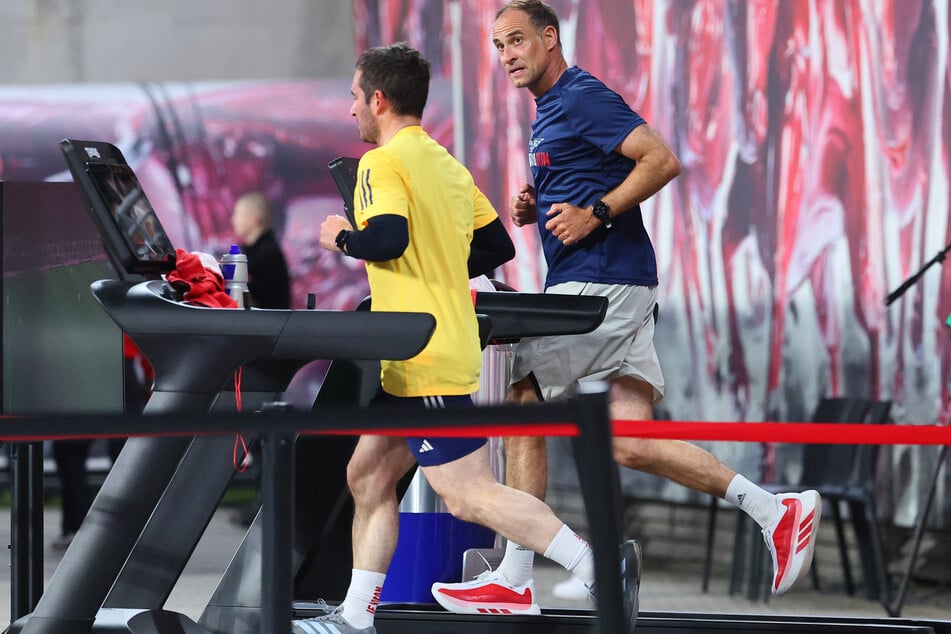 Mit Blick aufs Spielfeld sammelten Red-Bull-Geschäftsführer Oliver Mintzlaff (r.) und Benjamin Ippoliti, Global Head of Marketing &amp; Communications, Kilometer für den "Wings for Life World Run".