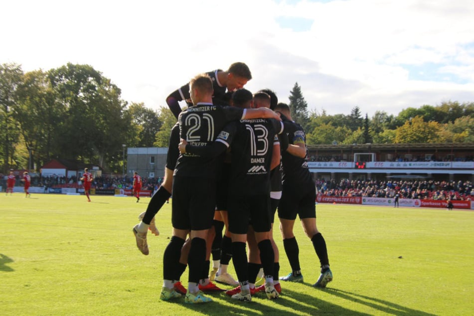 Früher Jubel in Greifswald. Bereits in der 8. Minuten gingen die Chemnitzer durch Artur Mergel in Führung.