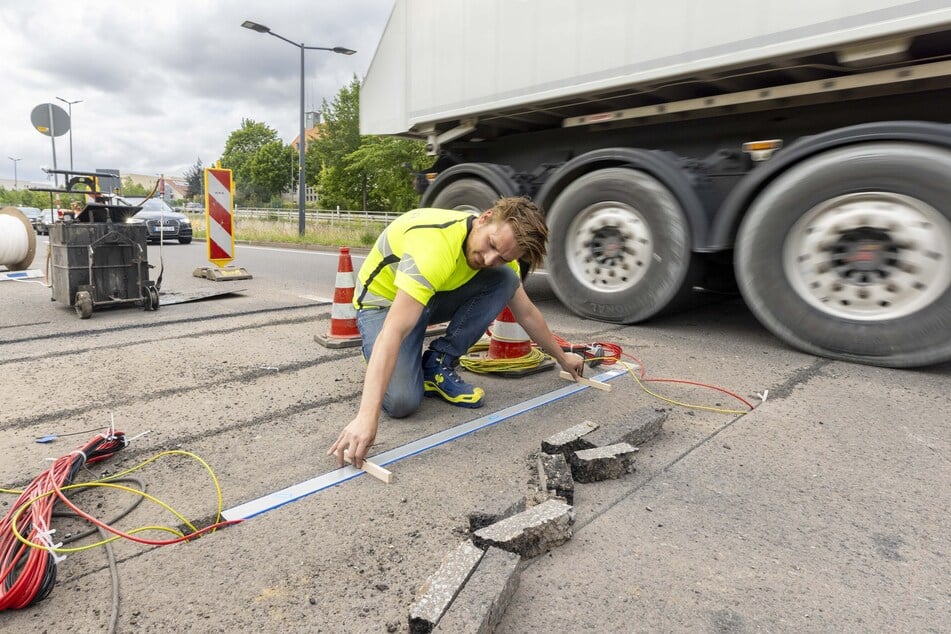 Hier verlegt Servicetechniker Lukas Riedel (28) gerade einen Messbalken.