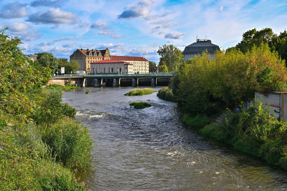 Der Wasserstand der Neiße ist bereits bedenklich angestiegen.