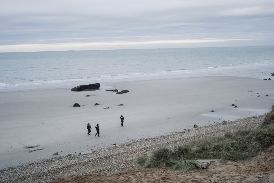Polizisten patrouillieren an der französischen Ärmelkanalküste am Strand auf der Suche nach Migranten. (Archivbild)
