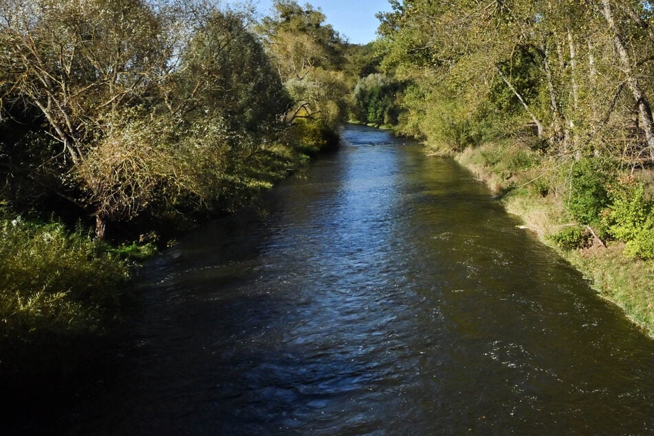 Ob die Mutter und die Kinder ins Wasser gefallen sind oder sich bereits im Fluss befanden, ist nun Gegenstand der Ermittlungen. (Symbolbild)