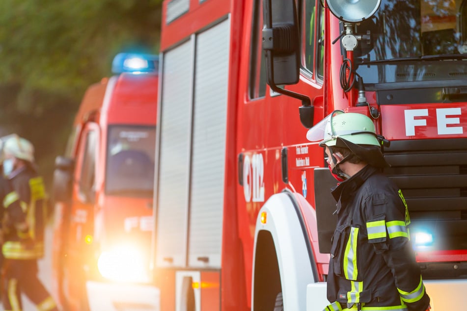 Hat jemand das Feuer gelegt? Mülltonne in Flammen, vier Personen medizinisch betreut