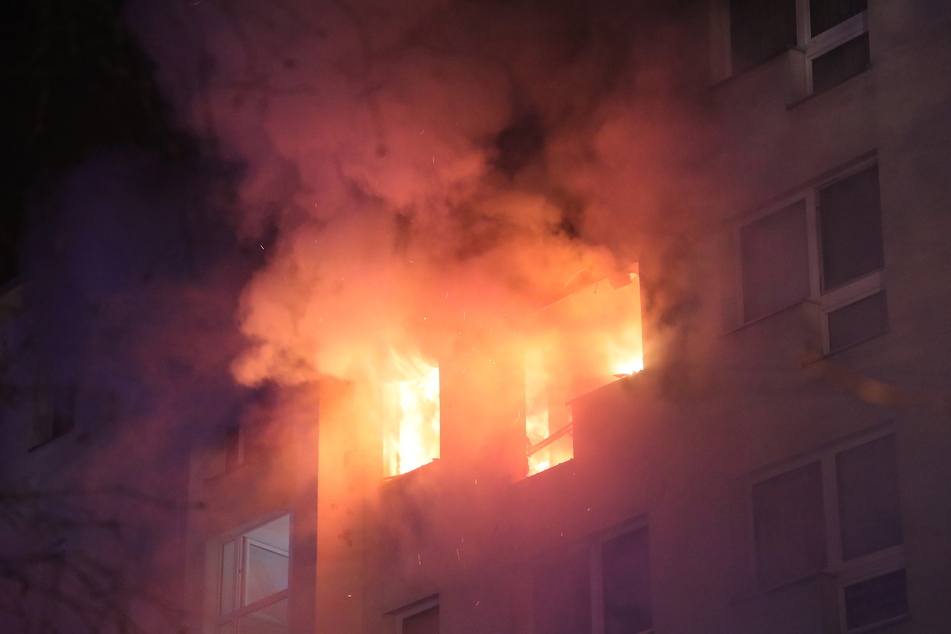 Diese Flammen haben 20 Mieter aus ihren Wohnungen vertrieben.