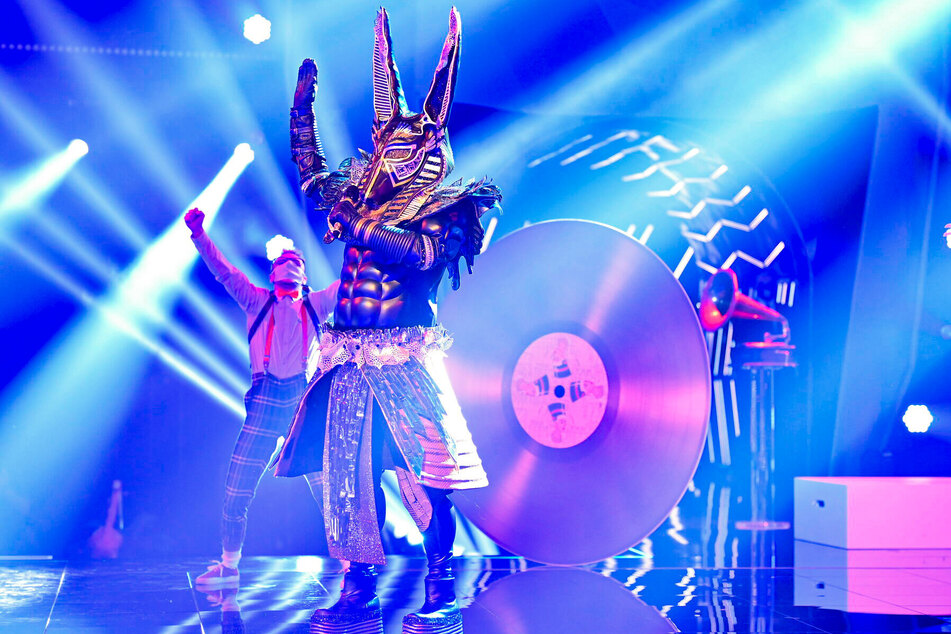"The Masked Singer"-Fans sind sich zu 39,7 Prozent sicher, dass sich ein berühmter deutscher Schauspieler unter dem Anubis-Kostüm verbirgt.