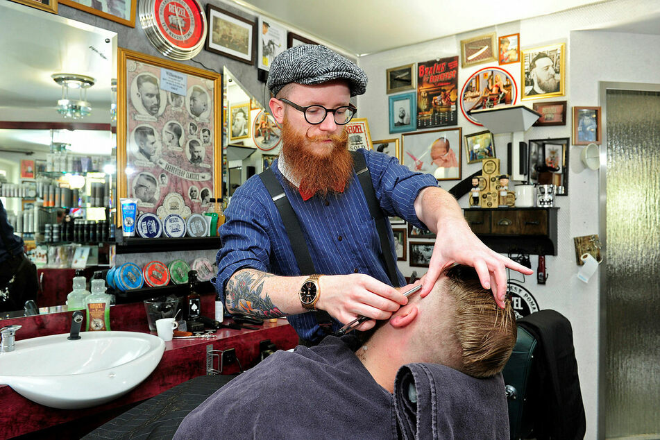 Thomas Walther, Barbershop-Besitzer aus Borstendorf im Erzgebirge, mit einem Kunden.