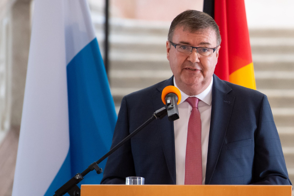 Der neue Chef des Bayerischen Landeskriminalamts Harald Pickert hat einen harten Kurs gegen Extremismus in den Reihen der Polizei angekündigt.