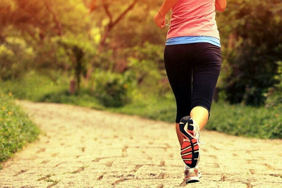 Im Landkreis Fürstenfeldbruck wurde eine Joggerin von einem unbekannten Hundebesitzer belästigt. (Symbolbild)