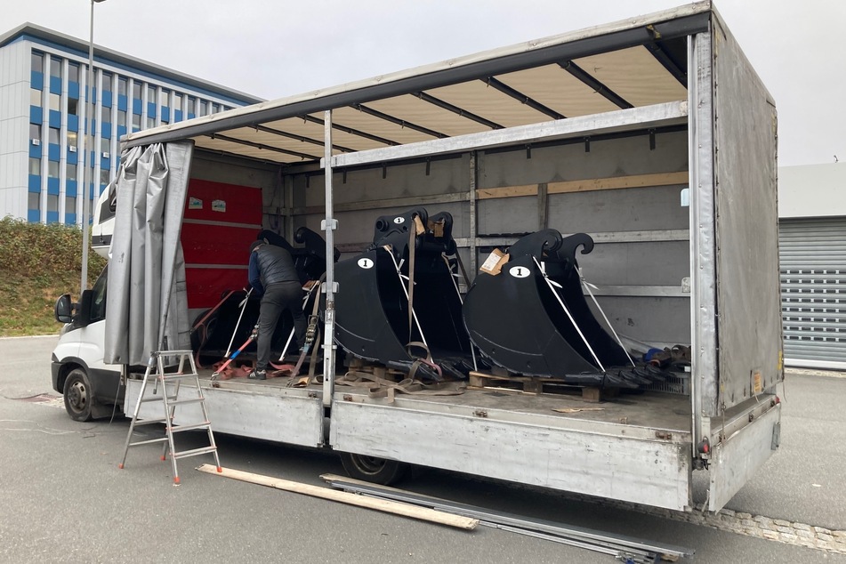 Völlig überladen! Ein Mann transportierte mehrere schwere Schaufeln in einem Transporter. Die Polizei untersagte die Weiterfahrt.
