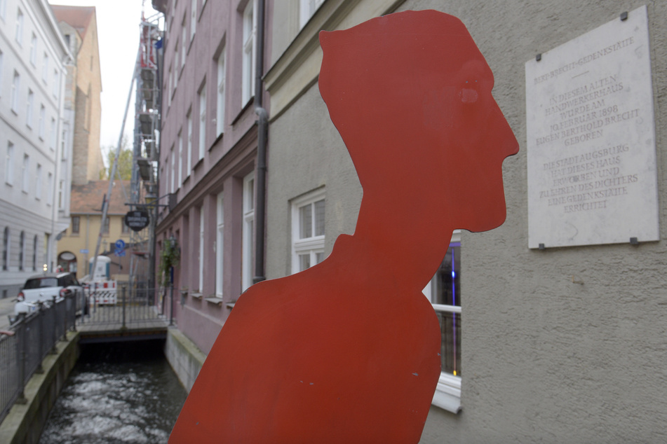 Eine Brechtfigur steht in Augsburg am Geburtshaus von Bertolt Brecht in Augsburg.