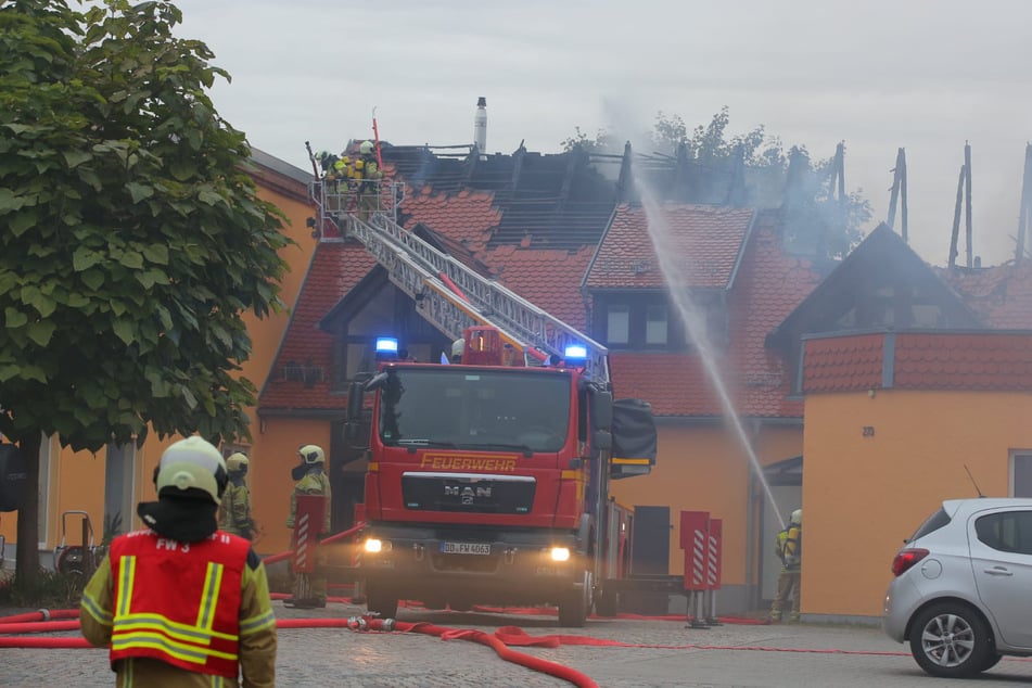 Dresden: Haus steht in Dresden-Weißig in Flammen: Feuerwehr mit Großaufgebot vor Ort
