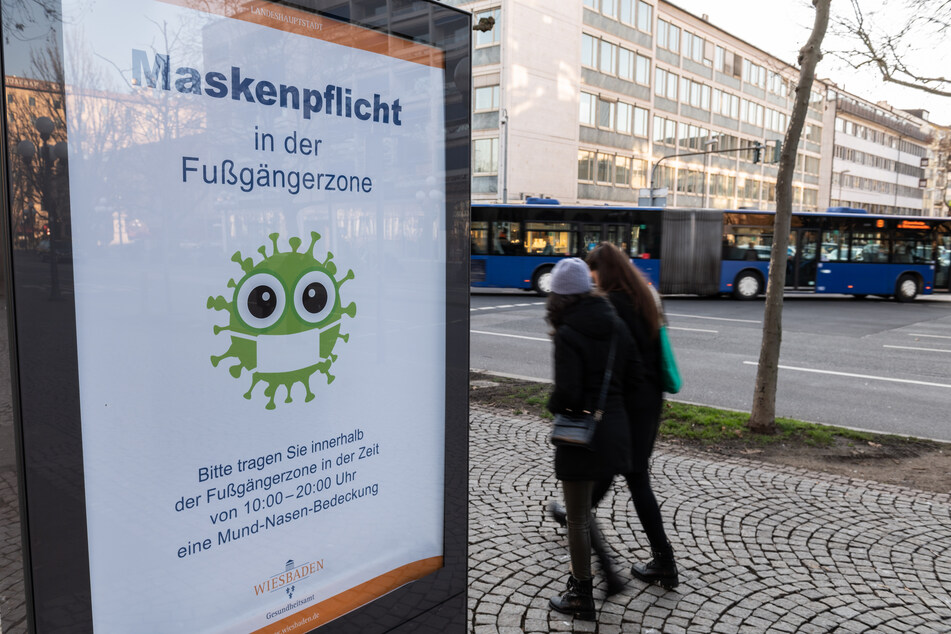 Auf einem Aufstellen wird darauf hingewiesen, in der Innenstadt eine Maske zu tragen. Die Geschäfte in Wiesbaden sind bis auf Ausnahmen geschlossen.