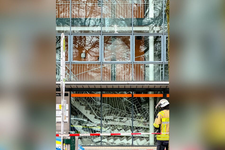 Einsatzkräfte vor dem eingestürzten Treppenhaus.