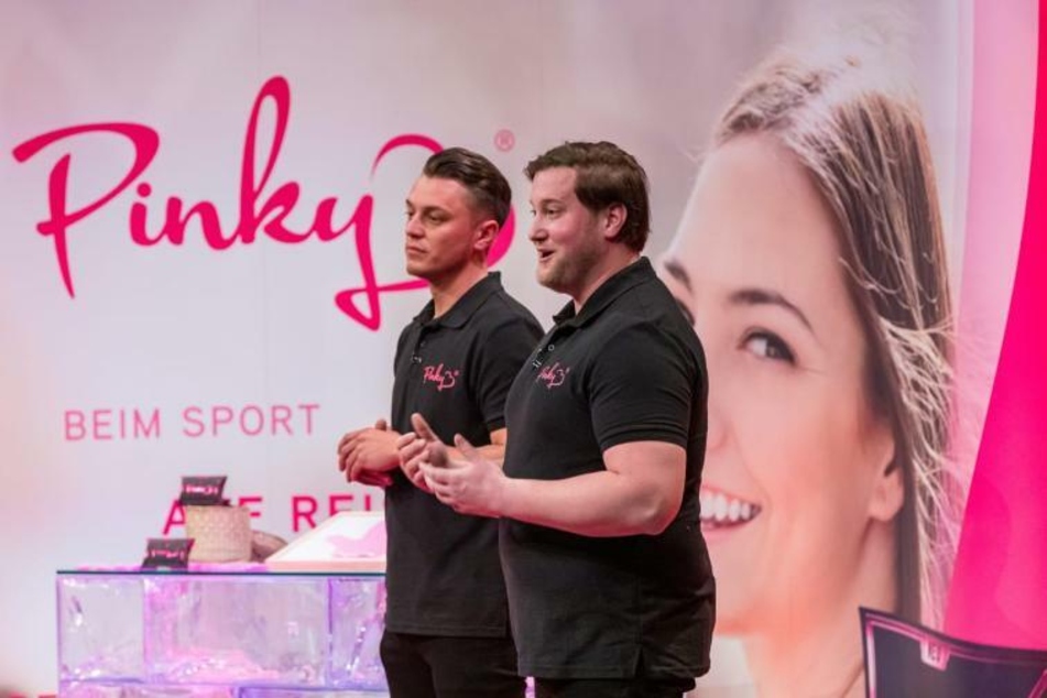 Die beiden Start-up-Gründer André Ritterswürden und Eugen Raimkulow (beide 32) stellten vor einer Woche bei "Die Höhle der Löwen" ihr Produkt "Pinky Gloves" vor.