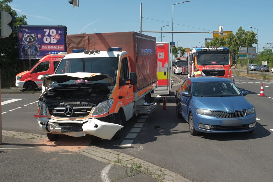 Aus bislang ungeklärter Ursache krachte das Logistikfahrzeug der Feuerwehr in das Heck des Škoda.