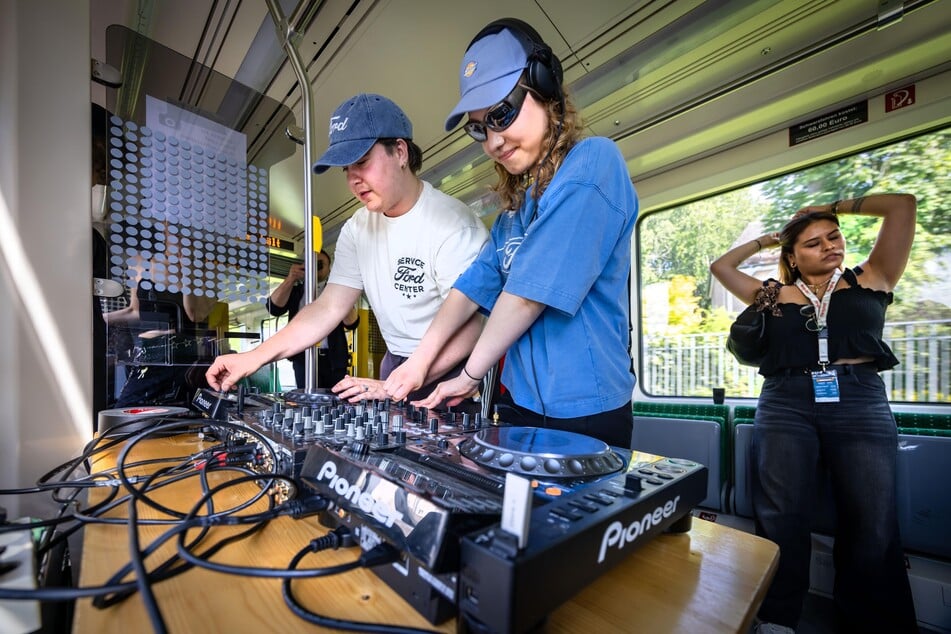 Mehrere DJs sorgen für Stimmung in der Bahn zum Campusfestival nach Mittweida.