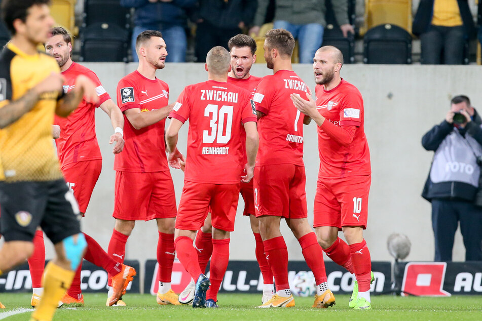 So richtig ausgelassen, wie seine Kollegen, konnte und wollte Julius Reinhardt den Derbysieg bei Dynamo Dresden nicht feiern.
