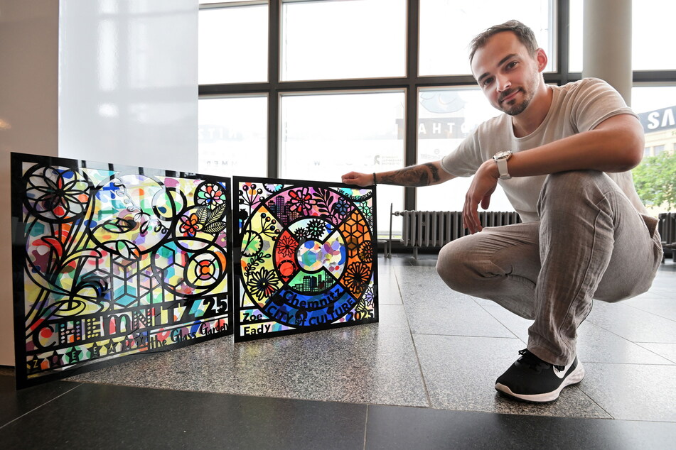 Projektleiter Marcel Eschborn (34) mit Glaskunst von Zoë Eady aus Leeds.