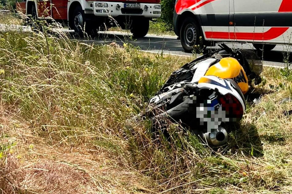 Tödlicher Unfall: Mercedes-Fahrer überholt und streift Motorrad, das gegen Baum kracht