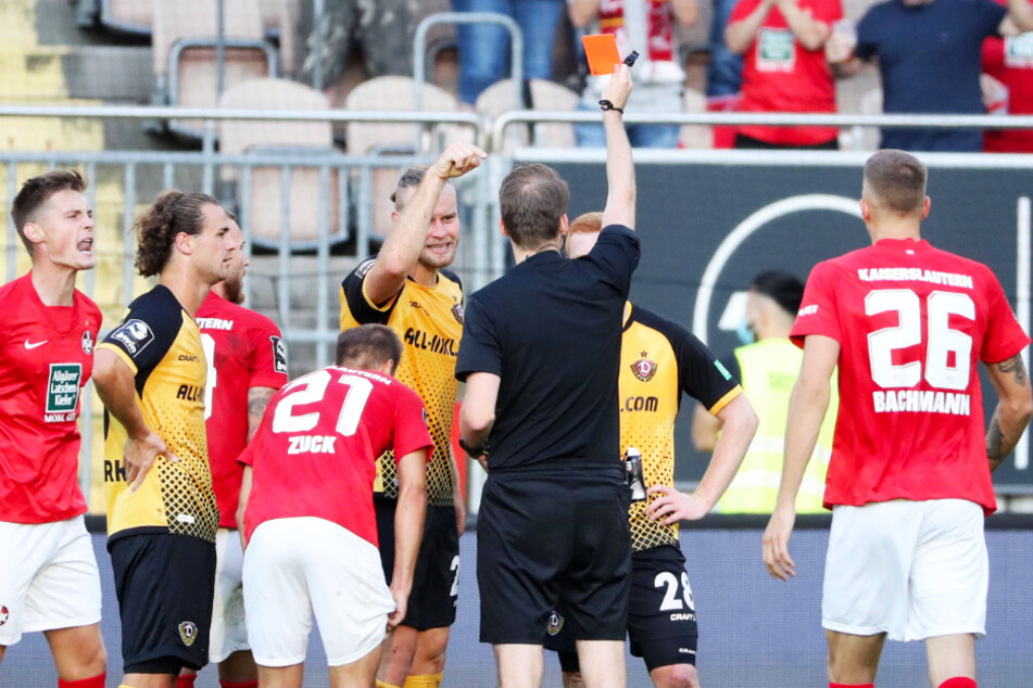 Dynamo-Kämpfer Paul Will (2.v.r.) sah in der 44. Minute die Gelb-Rote Karte von Schiedsrichter Martin Thomsen (3.v.r.).