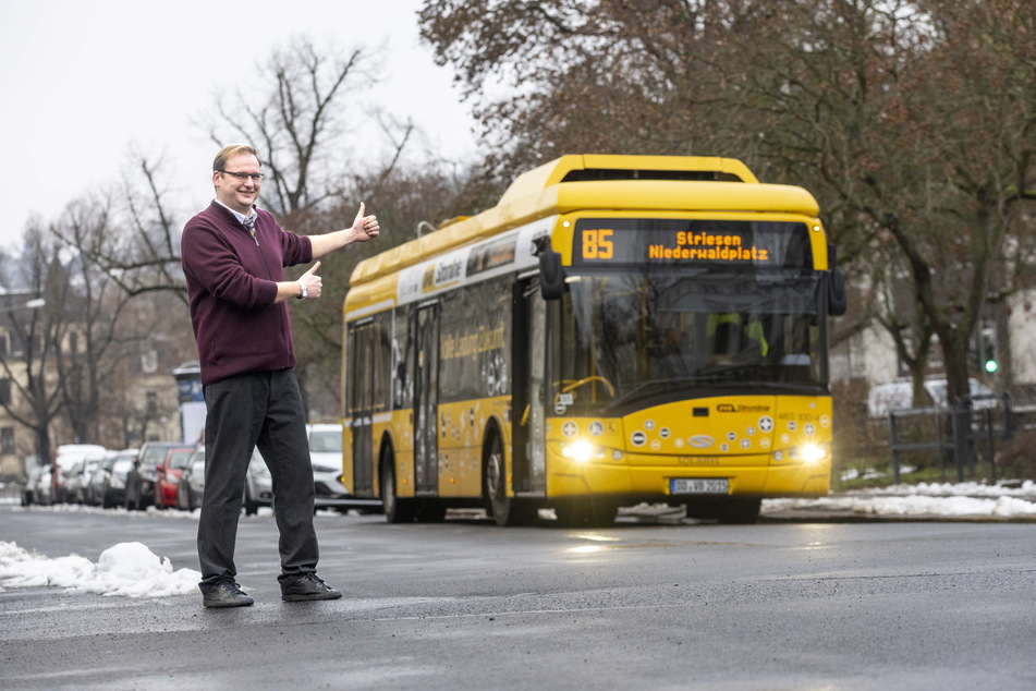 Omnibusfahrer Robert Stolzenbach (39) kann seit gestern endlich wieder mit dem ersten Dresdner E-Bus unterwegs sein.