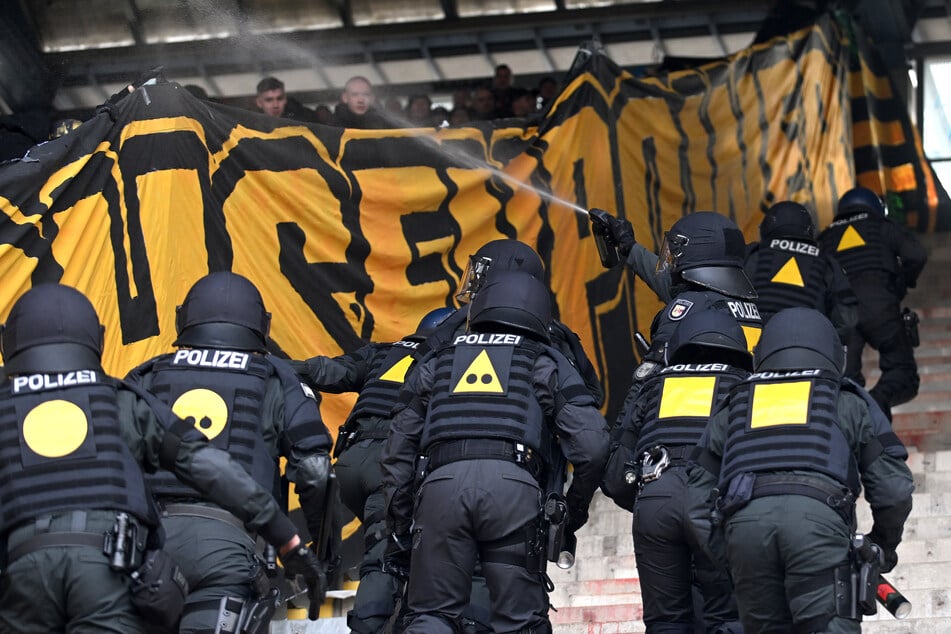 Die Polizei sicherte die "Pufferzone" zwischen den Fanbereichen im Ostseestadion.