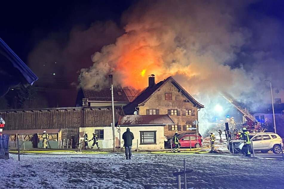 Dass jemand aus diesem abgebrannten Haus lebend geborgen werden konnte, grenzt an ein Wunder.