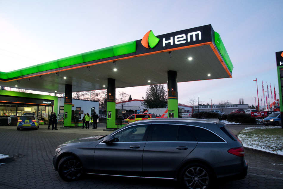 Unbekannte haben am Sonntagmorgen die HEM-Tankstelle an der Theklaer Straße in Leipzig überfallen.