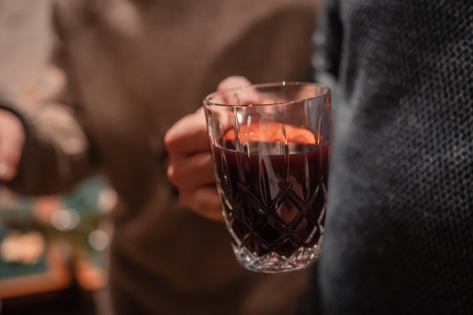 Mit Glühbier wird Dein Weihnachtsessen zum absoluten Hit! Entdecke jetzt das einfache Rezept für weihnachtlichen Trinkgenuss!