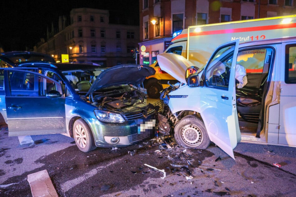 Beide Autos waren nach dem Unfall stark beschädigt.