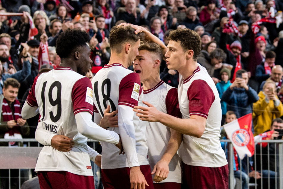 Alphonso Davies (l-r), Torschütze Leon Goretzka, Joshua Kimmich und Benjamin Pavard vom FC Bayern München jubeln über den Treffer zum 2:0.