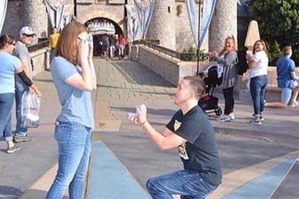 Die Frage aller Fragen stellt ein Mann seiner Partnerin vorm Dornröschen-Schloss in Disneyland.