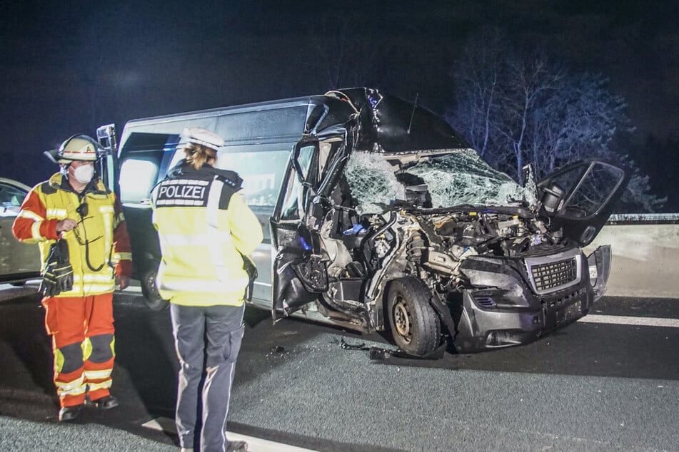 Ein Peugeot-Transporter fuhr auf einen vorausfahrenden Lkw auf. Der Peugeot wurde durch den Unfall komplett eingedrückt.