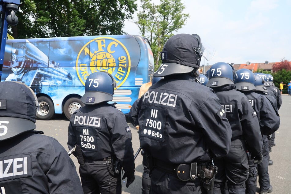 Zahlreiche Polizisten sichern die Ereignisse rund um das Spiel ab.