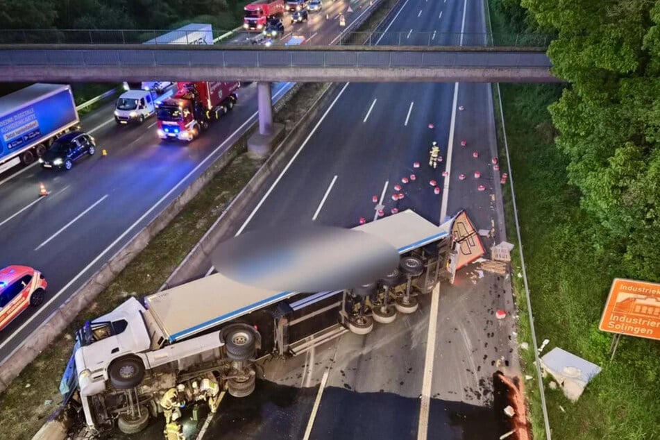 Teile der Kuchenladung hatten sich bei dem Lkw-Unfall auf der Fahrbahn verteilt.