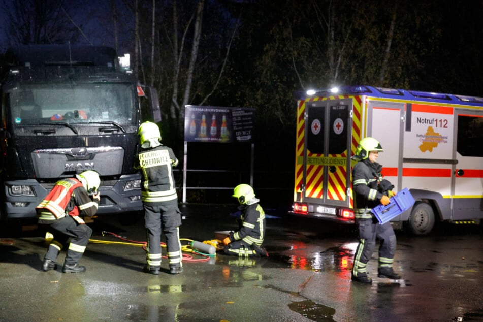 Die Feuerwehr bei der Versorgung des sehbehinderten Opfers.