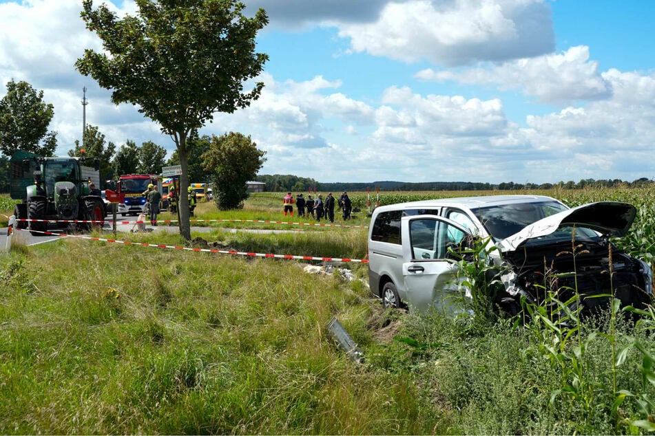 Der Traktor blieb auf der Straße, während der Mercedes Vito mit schweren Schäden auf einer Wiese landete.