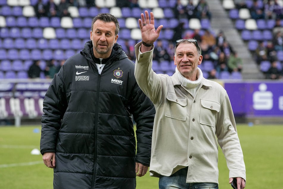 Trainer Christoph Dabrowski (47, l.) und Pressesprecher Lars Töffling haben trotz der Lage ihren Humor nicht verloren.