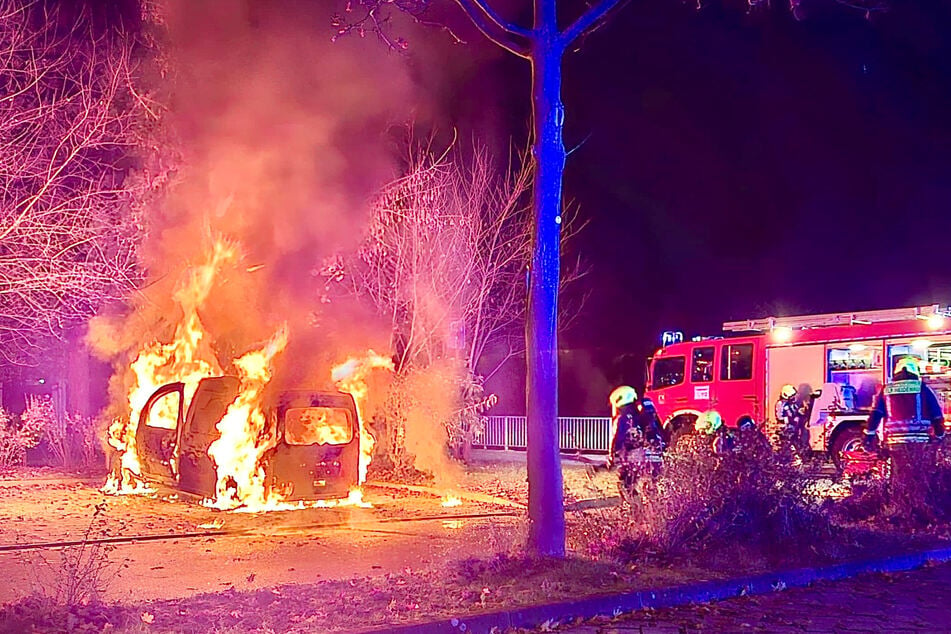 Lichterloh fackelt ein Mercedes-Transporter in Heidenau ab. Auch die eingetroffenen 20 Kameraden konnten das Auto nicht mehr retten.