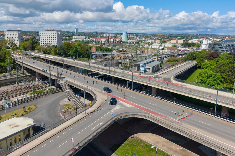 Die gesperrte Brücke Budapester Straße. Autofahrer werden in Richtung Innenstadt über die Rampen-Abfahrt umgeleitet.
