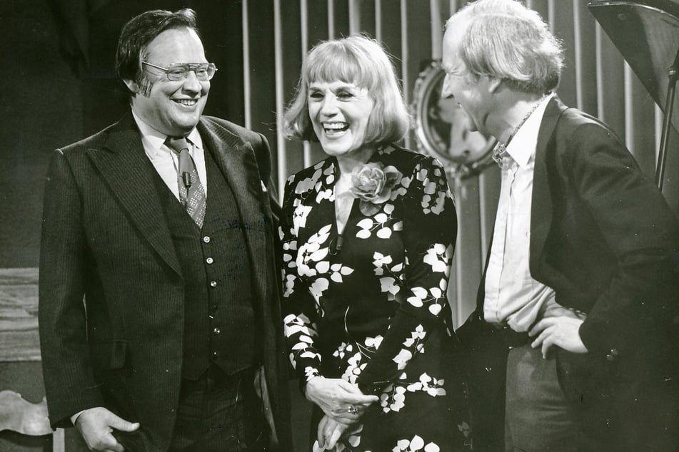 O.F.Weidling (l.) 1983 mit Künstlerin Gisela May und ihrem Pianisten in der Unterhaltungssendung "Treff mit O.F." des DDR-Fernsehens