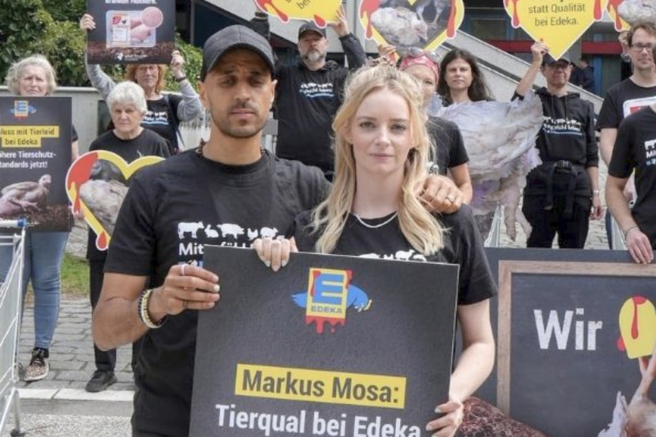 An dem Protest beteiligten sich auch die Influencer Juju und Fabi, die den Instagram-Account "Vegan Superheroes" betreiben.