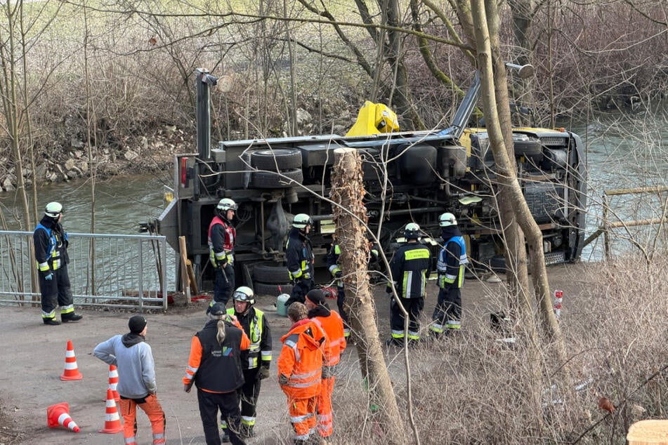 Einsatzkräfte besprechen die Lage an der Pegnitz.