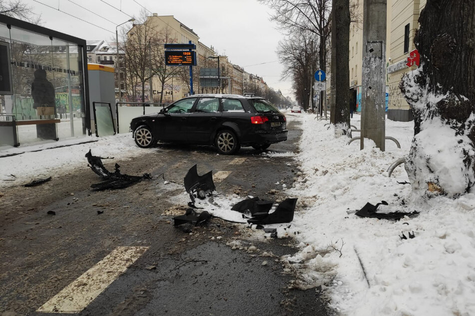 Der Audi ist offenbar gegen den Baum am rechten Fahrbahnrand geprallt...