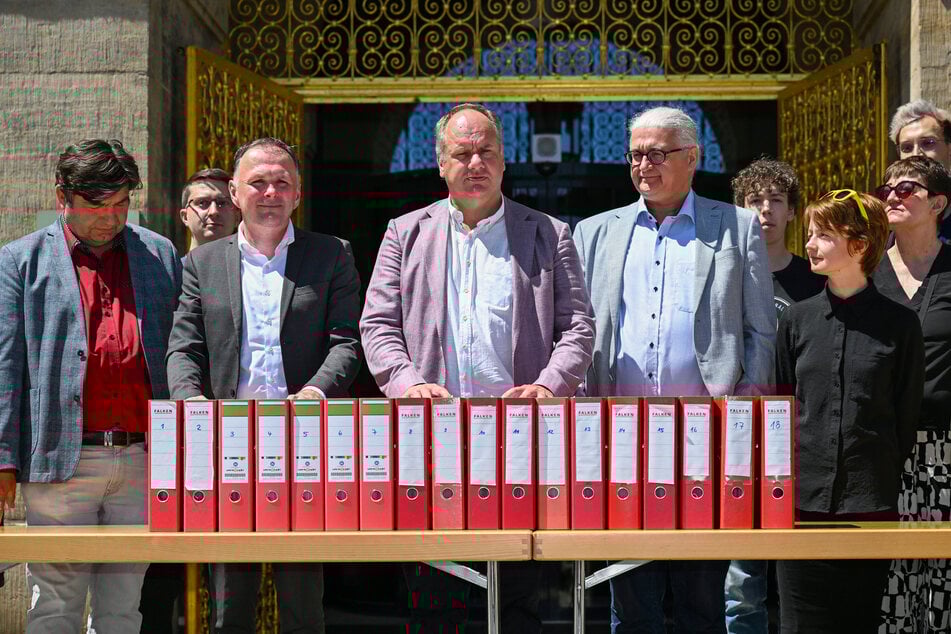 Die Initiatoren um Linken-Fraktionschef André Schollbach (46, 2.v.l) übergaben OB Dirk Hilbert (54, FDP, M.) Ende Juni die gesammelten Unterschriften.