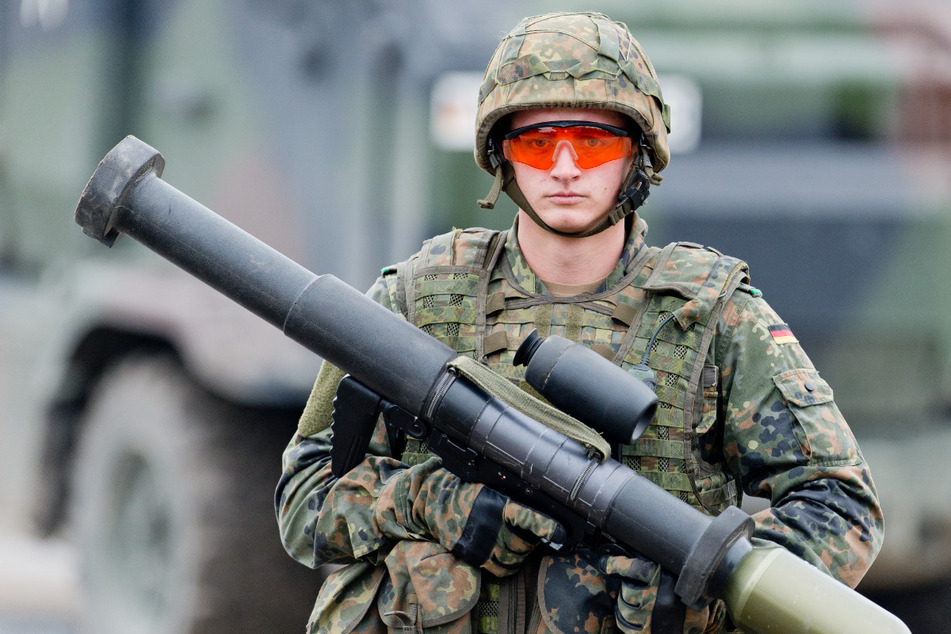 Als pazifistische Partei müssen Kellners Grüne über die Aufrüstung der Bundeswehr entscheiden.